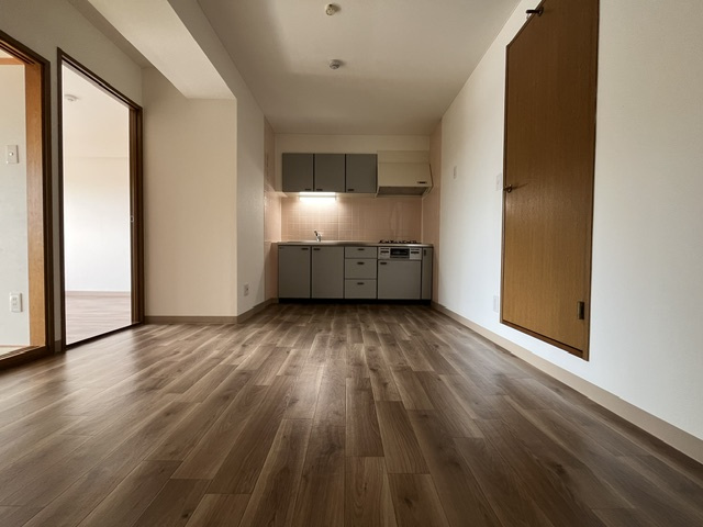 メゾンロゼの居間・リビング|同マンション別部屋写真