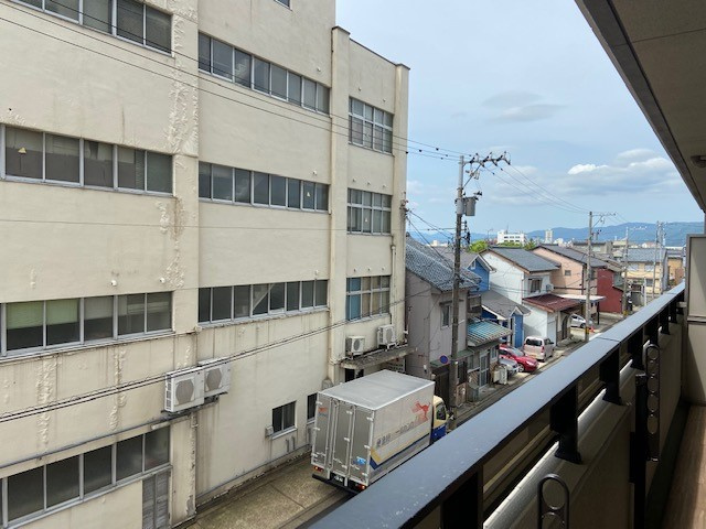 レーベン福井 THE GRAND MARKSの展望|６ｍ道路挟み建物がありますが、南向きですので日当たりは確保しています。