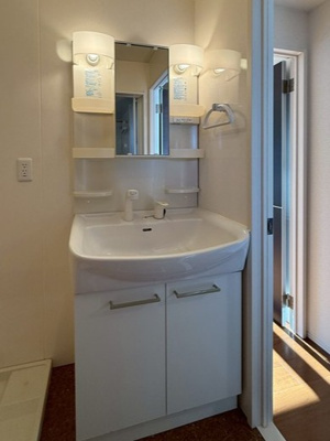 【洗面所】 | アムールⅠ | 洗髪洗面化粧台で忙しい朝にも寝癖の付いた頭にも優しい☆お化粧するときにも大活躍です♪