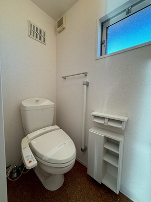 【トイレ】 | アムールⅠ | トイレは温水洗浄便座付き♪人気のバストイレ別です♪窓のあるトイレで換気もOK☆小物を置ける便利な棚やタオルハンガーも付いています♪