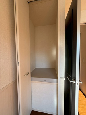 【収納】 | アムールⅠ | リビングダイニングキッチンにある収納スペースです！奥行きのある収納スペースで荷物の多い方も安心！