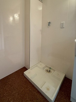 【設備】 | アムールⅠ | 洗面所内、洗髪洗面化粧台横にある室内洗濯機置き場です♪防水パンが付いているので万が一の漏水にも安心です！