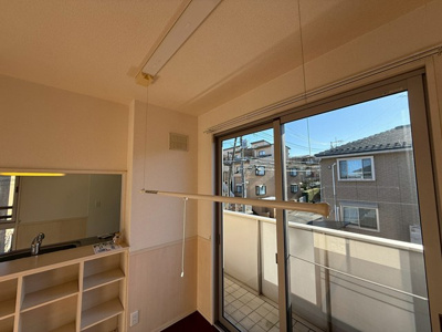 【設備】 | アムールⅠ | リビングダイニングキッチンにある室内物干しです！雨の日やお出掛け時の室内干しにとても便利☆花粉や梅雨の時期に重宝しますね♪