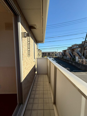 【バルコニー】 | アムールⅠ | バルコニーは南西向きで陽当たり良好！お洗濯物はお昼からでも乾きそう♪気分転換をするにも最適です☆