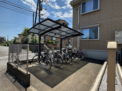 【その他共用部分】 | アムールⅠ | 屋根付きの駐輪場で雨が降っても大切な自転車が濡れなくてすみますね♪自転車はちょっとした移動手段に便利ですよね！