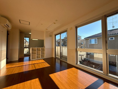 【居間・リビング】 | アムールⅠ | 南西向きリビングダイニングキッチン13.3帖☆バルコニーに繋がる角部屋二面採光のお部屋は陽当たり良好♪エアコン付きで1年中快適に過ごせますね☆