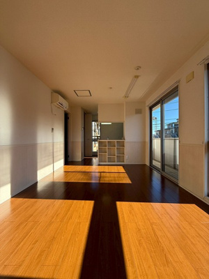 【居間・リビング】 | アムールⅠ | 南西向きリビングダイニングキッチン13.3帖☆女性に人気なカウンターキッチンには小物を置ける棚がついています！収納スペースとウォークスルークローゼットも完備◎