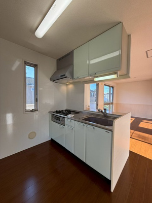 【キッチン】 | アムールⅠ | 換気のできる窓のあるシステムキッチンです！場所を取るお鍋やお皿もたっぷり収納できてお料理がはかどります！