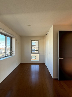 【洋室】 | アムールⅠ | 洋室6帖☆角部屋二面採光のお部屋です！ベッドを置いて寝室にするのもオススメです☆