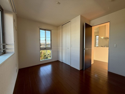 【寝室】 | アムールⅠ | 洋室6帖☆リビングダイニングキッチンからも繋がるウォークスルークローゼットを完備しています◎