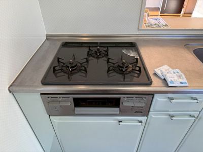 【キッチン】 | アムールⅠ | 3口ガスコンロ/グリル付きシステムキッチンです☆グリルがあるとお料理の幅が広がりますね♪自炊生活で楽しく健康に！