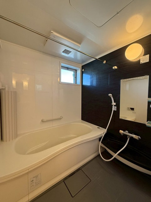 【浴室】 | アムールⅠ | 追い焚き機能・浴室暖房乾燥機＆物干しバー付きバスルーム♪窓があるので湿気対策もOK！ゆったりバスタイムでリラックス☆