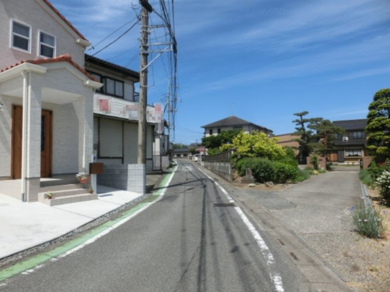 鴻巣市神明２丁目の売地の前面道路含む現地写真|物件は左側です。