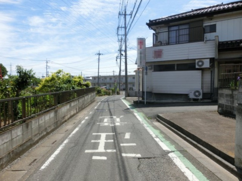 鴻巣市神明２丁目の売地の前面道路含む現地写真|物件は右側です。