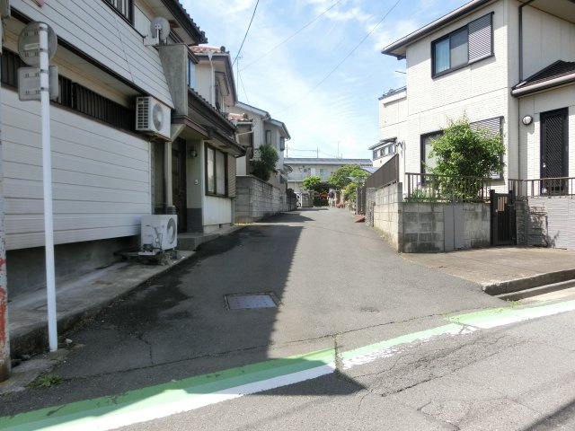 鴻巣市神明２丁目の売地の前面道路含む現地写真