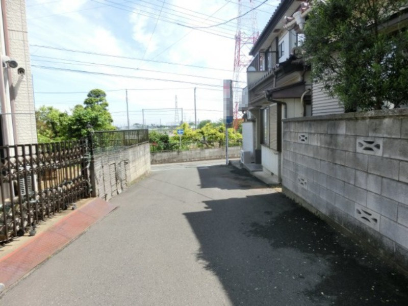 鴻巣市神明２丁目の売地の前面道路含む現地写真