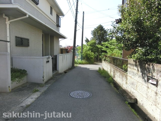 八千代台東５丁目　中古戸建の前面道路含む現地写真|角地