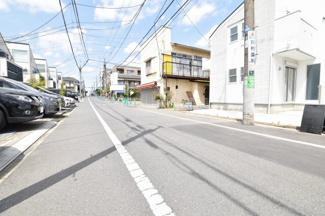 【前面道路含む現地写真】 | 近くにはスーパーマーケットやコンビニエンスストアなどがあり、急なお買い物も安心！
