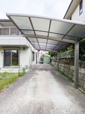 【駐車場】 | 王禅寺西2丁目貸家 | いつでも目の届く敷地内に駐車場があります♪荷物がかさばりがちなお買物にも、敷地内駐車場があると便利ですよね☆