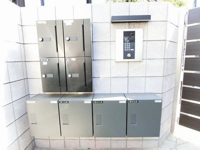 【その他共用部分】 | ルーナピエーナ菊名 | 共用エントランスには宅配BOXがあるので荷物の受け取りもスムーズに♪再配達の手間がかからないのが魅力♪