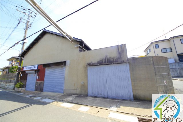 魚住町中尾貸し倉庫の外観
