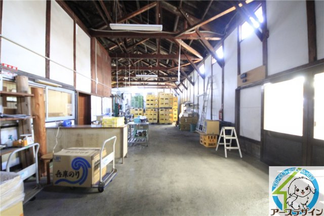 魚住町中尾貸し倉庫の内装