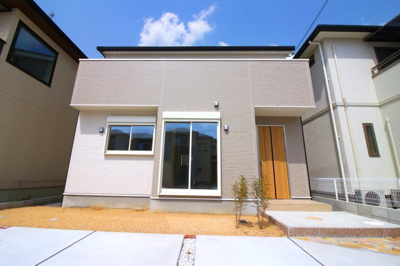 【外観：施工例】 | 伏見区横大路中ノ庄町第1①号棟　2区画　新築分譲地 | 間口が広く陽当り・通風は良好です！ワイドな南面バルコニーもあり洗濯物もよく乾き家事もラクラクです
【同工務店施工例】イメージ写真（実際とは異なります）