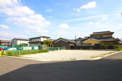 【前面道路含む現地写真】 | 伏見区横大路中ノ庄町第1①号棟　2区画　新築分譲地 | 1号地は《角地》で前道6ｍの開放的なロケーション！駐車2台が可能ですので奥様のお車も持てますね。