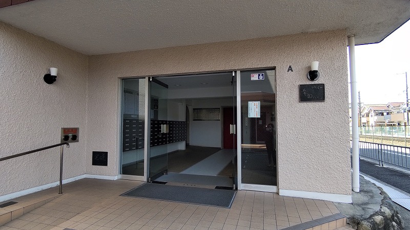 箕面市半町３丁目の中古マンションのエントランス