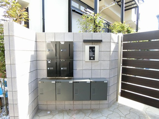【その他共用部分】 | 共用エントランスには宅配BOXがあるので荷物の受け取りもスムーズに♪再配達の手間がかからないのが魅力♪