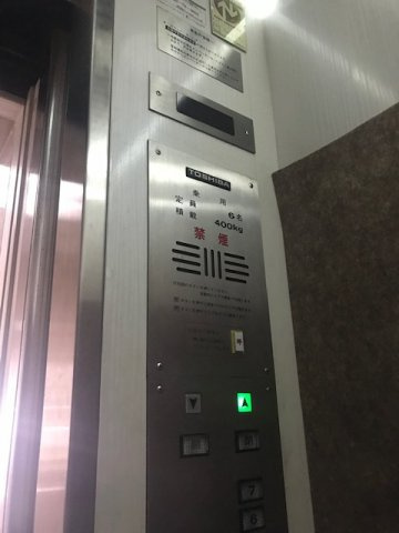 南特許ビルヂングのエントランス