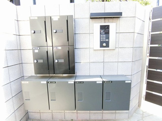【その他共用部分】 | 共用エントランスには宅配BOXがあるので荷物の受け取りもスムーズに♪再配達を依頼する手間が省けます☆