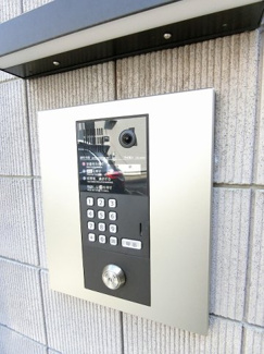 【エントランス】 | 共用エントランスは不審者の侵入を未然に防ぐオートロック付き！防犯対策充実しています◎
