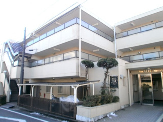 【エントランス】 | マンションエントランスと屋根付きの駐輪場・バイク置場