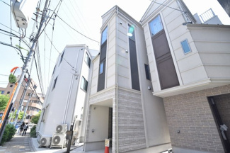 【外観】 | 三軒茶屋駅徒歩圏内。整備済みの歩道に面す最終1棟
