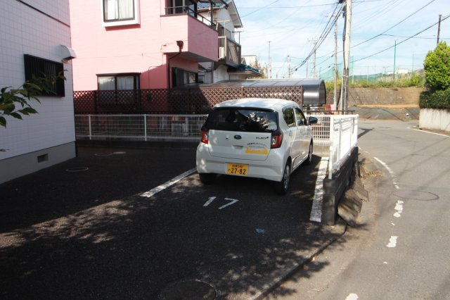グレイスヒルズBの駐車場