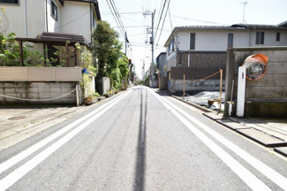 【前面道路含む現地写真】 | 交通量少なめの前面道路は小さなお子様にも安心の立地です。