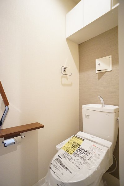 Grand Reveのトイレ|温水洗浄便座♪上部に収納棚有り