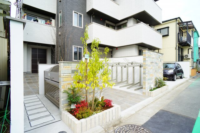 Grand Reveの設備|敷地内ゴミ置き場と駐輪場ラック（各世帯1台まで）☆