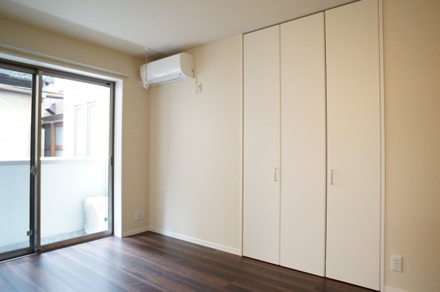 Grand Reveの寝室|室内物干し竿掛け♪エアコンは全室設置済み