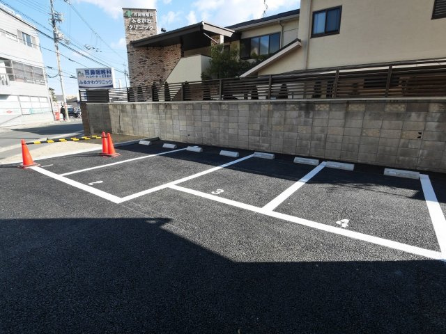 ウエスト東向日駅前の駐車場