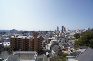 【展望】 | 【シティビュー】
瀬戸の島々まで見えてしまいそうな
高台に建つ本物件。
こんな見晴らしの良いバルコニーで
家族と伴にワイワイ過ごすなんて素敵です！
当然夜景もきれいでしょうね。