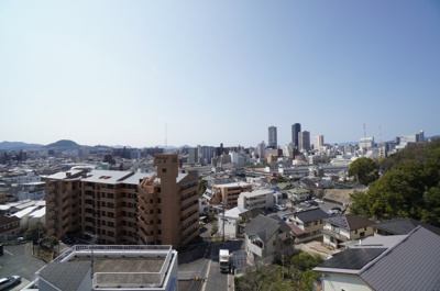 【展望】 | ヴェルパーク山根 | 【シティビュー】
瀬戸の島々まで見えてしまいそうな
高台に建つ本物件。
こんな見晴らしの良いバルコニーで
家族と伴にワイワイ過ごすなんて素敵です！
当然夜景もきれいでしょうね。