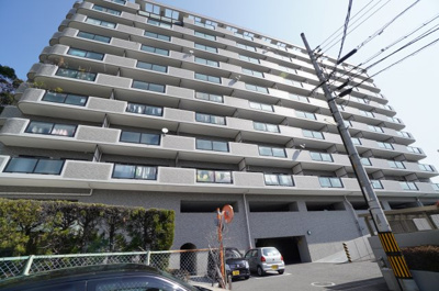 【外観】 | ヴェルパーク山根 | 【耐震性】
耐震性の高さを判断するポイントは、
建築確認申請日が1981年6月1日以降の
新耐震基準に適合しているかどうか。
震度６程度の大地震でも
建物が崩壊しないレベルが基準になりました。