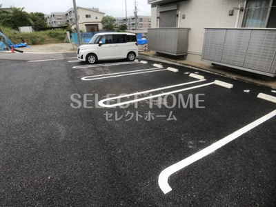 【駐車場】 | ハピネス上地 | 駐車場があるので、車を買う予定の方も安心です