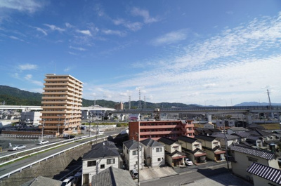 【展望】 | ヴェルディ矢賀 | 【四季が感じられるのがポイント！】
 四季の移ろい・爽やかな青空や風を感じられ 自然を愉しめるパノラマビュー。 毎日の暮らしに余裕を感じさせてくれる、 遮る物の無い開放的な眺望を是非、ご堪能ください。