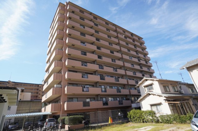 【外観】 | ヴェルディ矢賀 | 【耐震性】
 耐震性の高さを判断するポイントは、 建築確認申請日が1981年6月1日以降の 新耐震基準に適合しているかどうか。 震度６程度の大地震でも 建物が崩壊しないレベルが基準になりました。