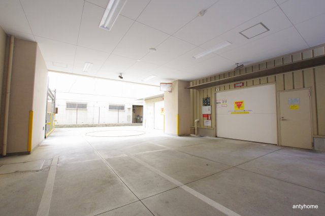 パークフラッツ江坂　仲介手数料無料の駐車場