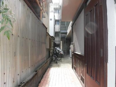 ヤングマンションのエントランス