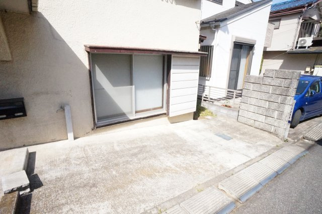 芝山貸家の駐車場